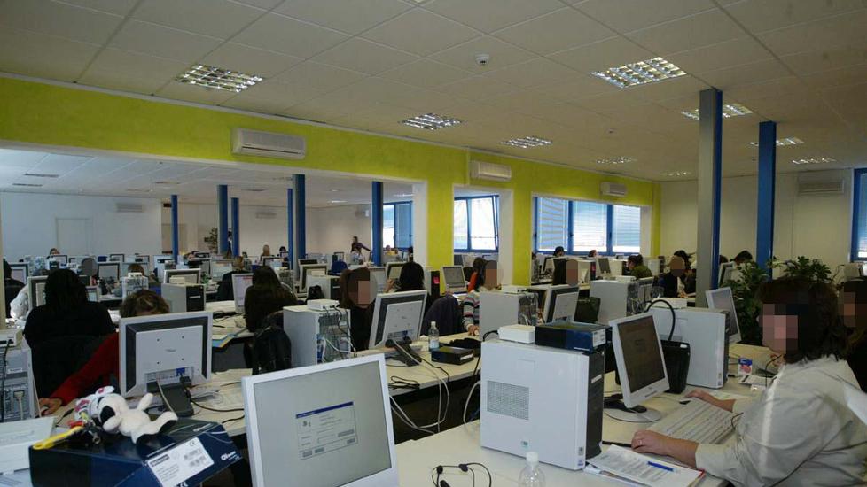 Livorno, corsa contro il tempo per salvare 104 posti di lavoro al call center di via Firenze