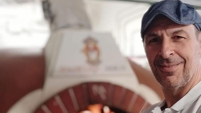 
	La storia di Antonio Del Galdo che lascia l&rsquo;azienda di famiglia, comincia come rider e poi per passione si dedica alla sua pizzeria che ha tra i suoi pezzi forti la cecina, anche ripiena

