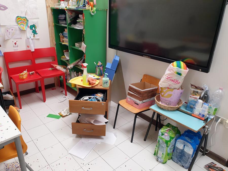 Sassari, secondo raid in tre giorni nella scuola di via Forlanini: rubati nella notte i computer degli studenti