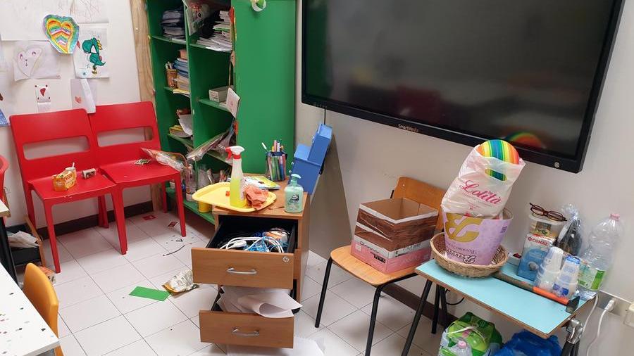 Sassari, secondo raid in tre giorni nella scuola di via Forlanini: rubati nella notte i computer degli studenti