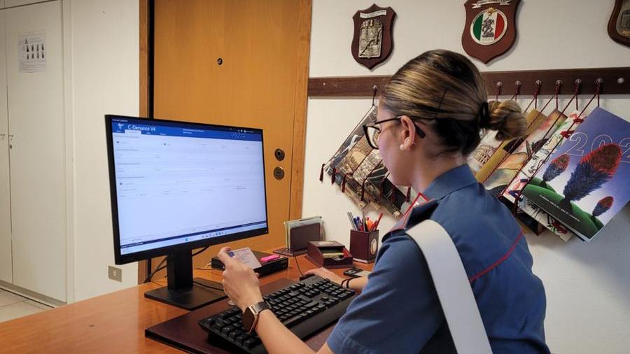 Falsifica la firma e le addebita acquisti per 14mila euro, denunciato 61enne