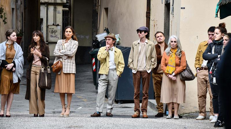 Le comparse che attendono di entrare in scena per le riprese del film (foto Sernacchioli)