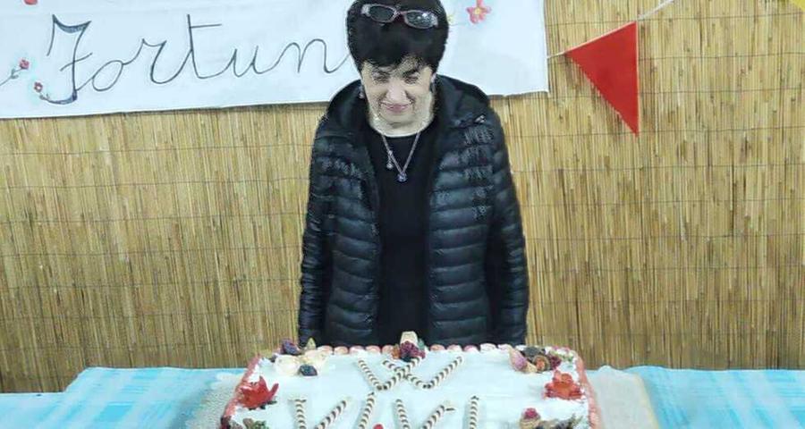 Viviana Domenici protagonista inconsapevole della festa a sorpresa da parte dei suoi ex clienti del negozio di alimentari