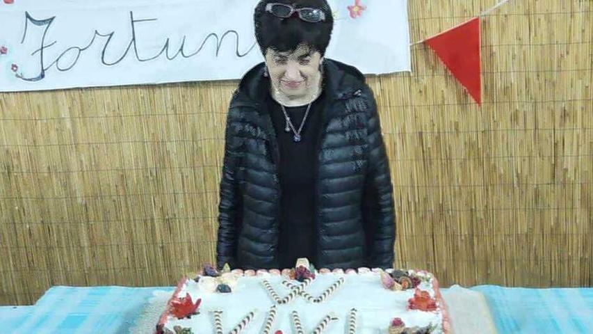 Viviana Domenici protagonista inconsapevole della festa a sorpresa da parte dei suoi ex clienti del negozio di alimentari