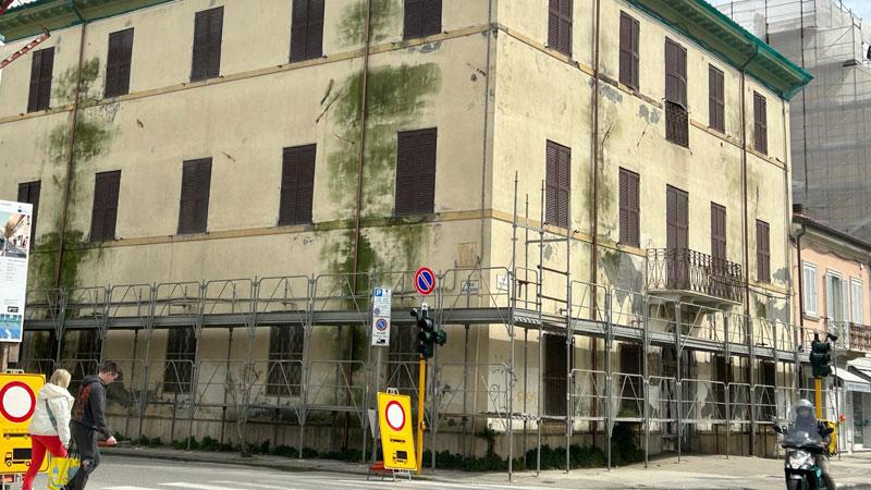 L’ex caserma dei carabinieri, immobile storico di Viareggio, senza i ponteggi al termine dell’intervento di sola messa in sicurezza delle facciate (foto Paglianti)
