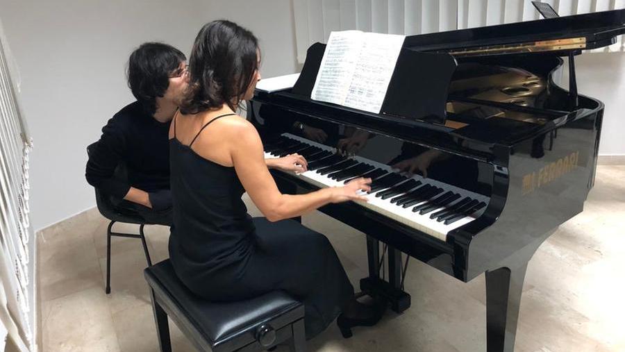 Una lezione di pianoforte alla scuola civica di musica