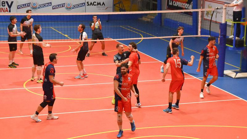 
	La gioia dei giocatori della Sacma Volley Cecina dopo una vittoria (foto Marco Vedovi)

