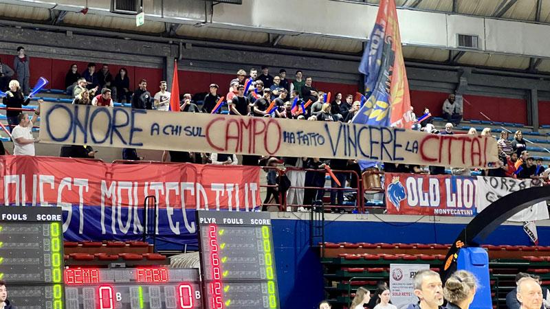 Lo striscione degli Old Lions della Gema in onore degli avversari