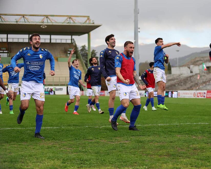 I biancazzurri festeggiano la vittoria allo stadio Melani di Pistoia (foto Nucci)