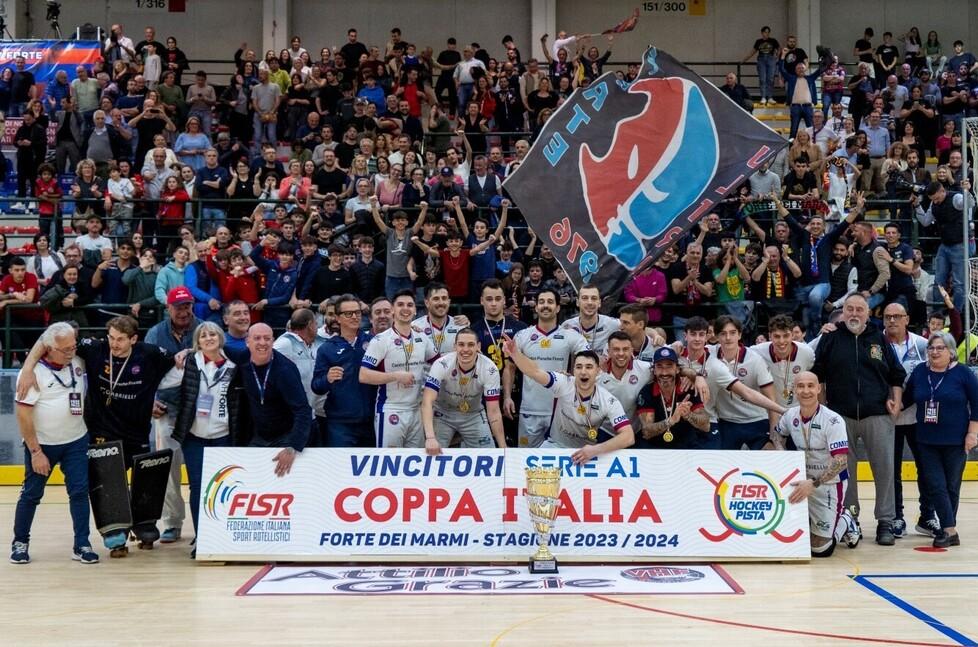 Squadra e tifosi del Forte dei Marmi festeggiano la conquista della Coppa Italia
