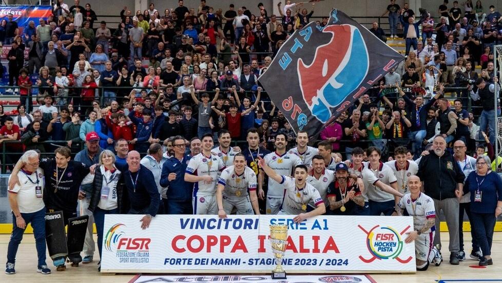Squadra e tifosi del Forte dei Marmi festeggiano la conquista della Coppa Italia