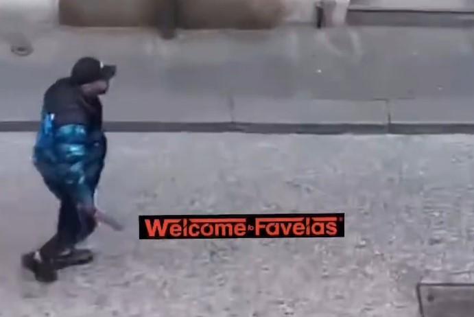 
	Un fotogramma del video che ritrae il marocchino arrestato prima di un accoltellamento in piazza Duomo

