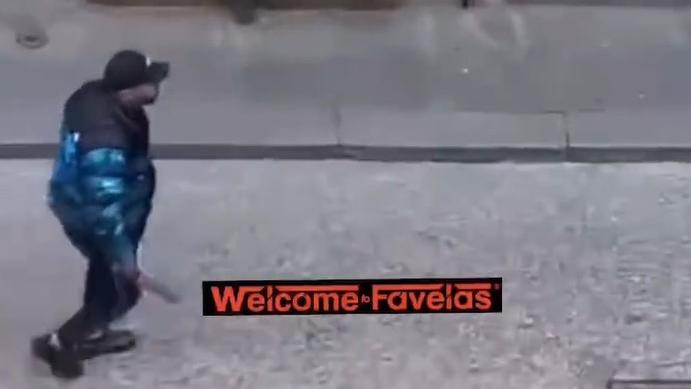 Un fotogramma del video che ritrae il marocchino arrestato prima di un accoltellamento in piazza Duomo