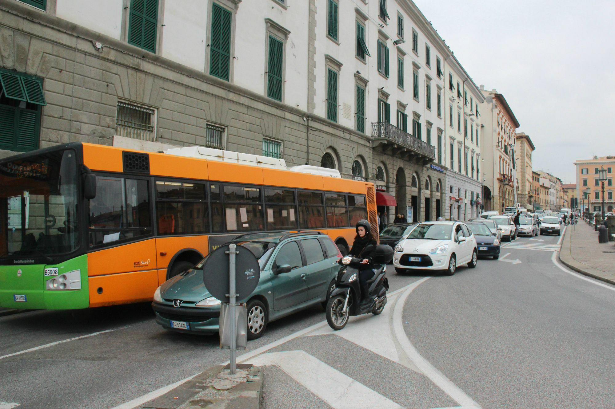 Un bus in piazza della Repubblica (foto d'archivio)