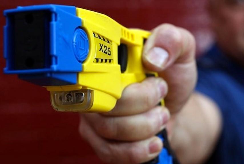 Va a testimoniare in corte d’appello con il taser, quando esce trova i carabinieri