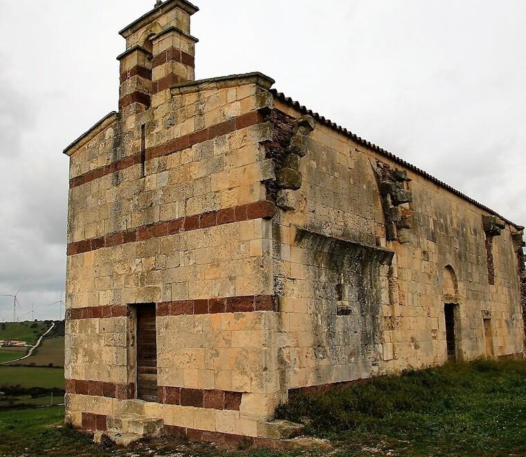 Pale eoliche davanti alla chiesa templare di Sedini: arrivano altri no
