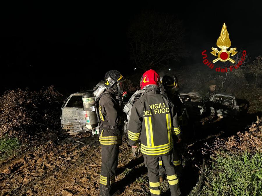 Sei auto da demolire incendiate a tarda sera a Lodine: indagini dei carabinieri