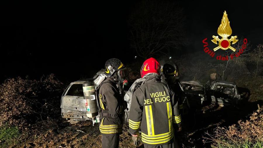 Sei auto da demolire incendiate a tarda sera a Lodine: indagini dei carabinieri