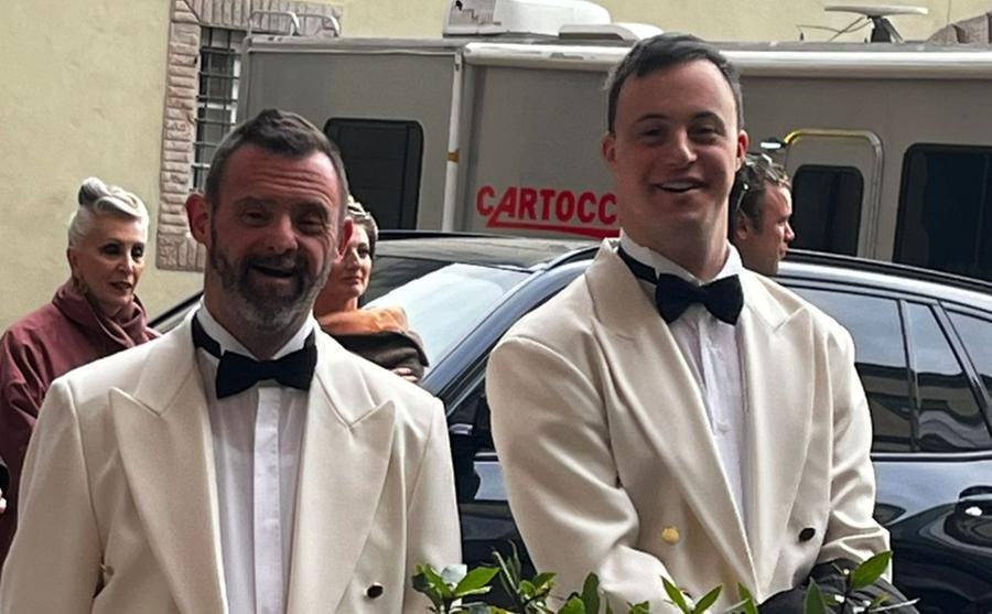 Federico ed Edoardo, gli attori dei Mayor nei panni dei camerieri di Dustin Hoffman: da Livorno a Lucca si gira con il divo – Video