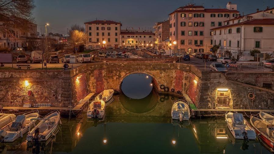 I fossi di Livorno che riflettono il quartiere: buon mercoledì da Marc