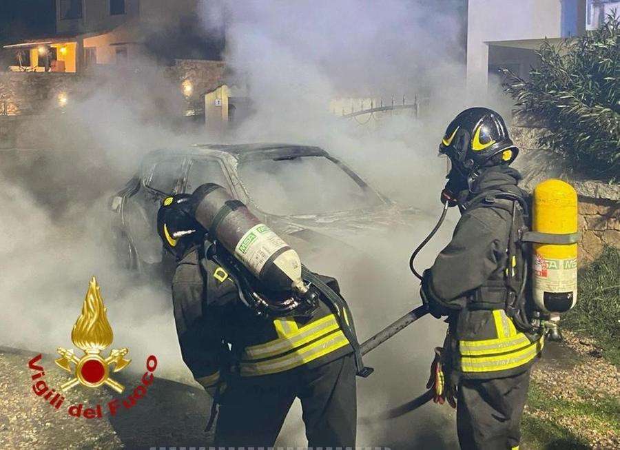 Olbia, auto incendiata a Pittulongu