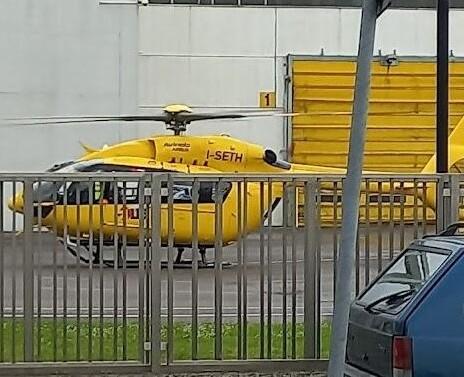 Autista si accascia e muore mentre carica merce sul tir