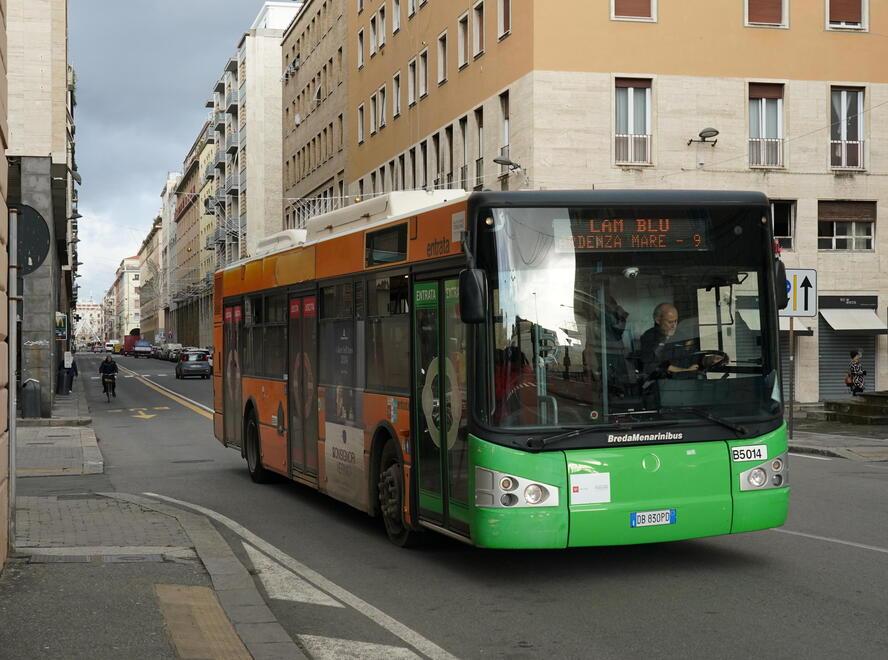 Un autobus di Autolinee Toscane vicino a piazza Grande, dove il quarantaduenne picchiato a bordo del mezzo è salito insieme a un’amica per tornare a casa (foto d’archivio)