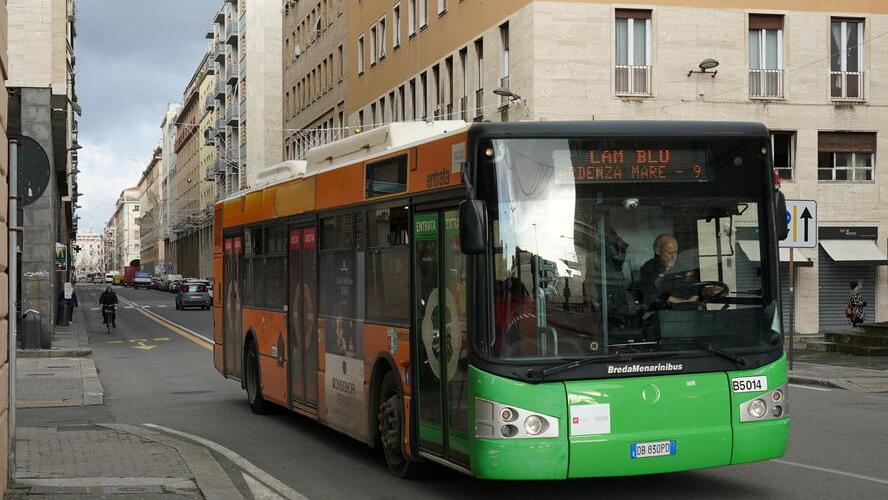 Un autobus di Autolinee Toscane vicino a piazza Grande, dove il quarantaduenne picchiato a bordo del mezzo è salito insieme a un’amica per tornare a casa (foto d’archivio)