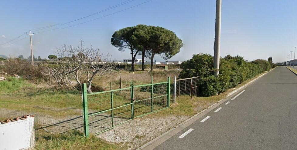 La zona lato monte di viale della Resistenza a Vada: qui sorgeranno dieci villette e un’area di sosta di 28 stalli gratuiti