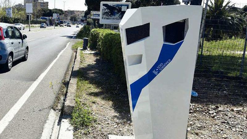 L'autovelox installato lungo la discesa di viale Unità d’Italia, in ingresso alla città: è in attività dall’aprile del 2023 (foto Paolo Barlettani)