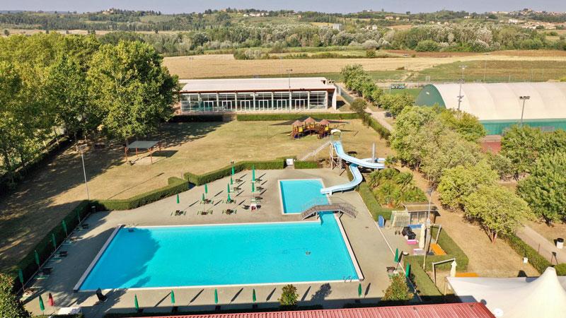La piscina scoperta e quella coperta costruita di recente nell’area sportiva di Peccioli