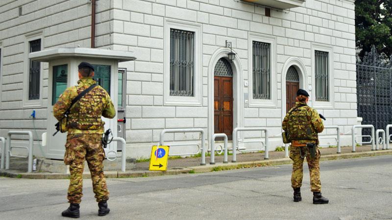 Militari a difesa del consolato il giorno dopo l’attentato