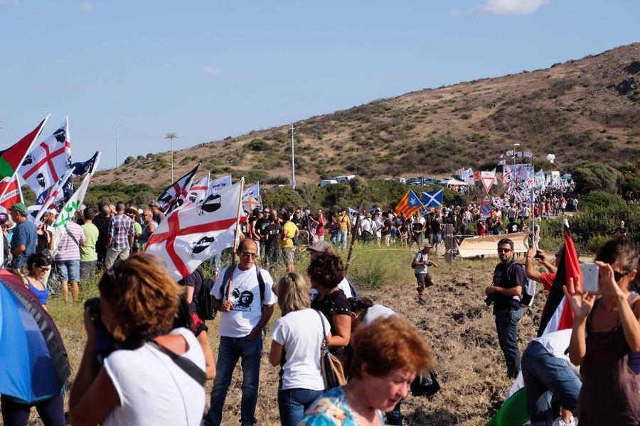 
	Una manifestazione contro le servit&ugrave; militari in Sardegna

