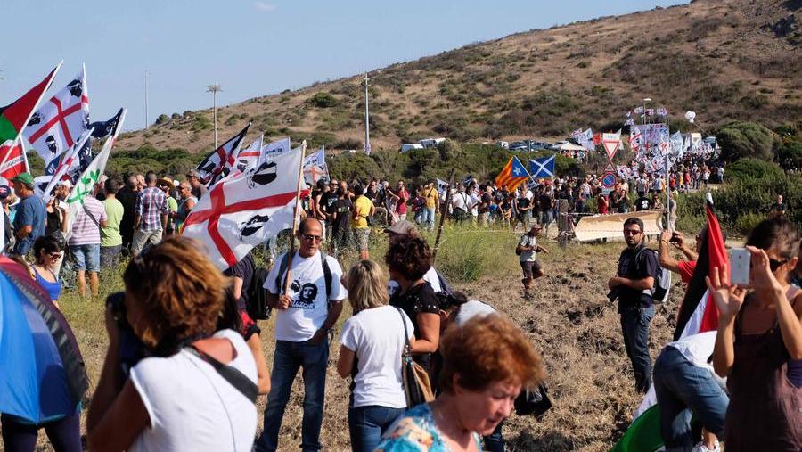 
	Una manifestazione contro le servit&ugrave; militari in Sardegna

