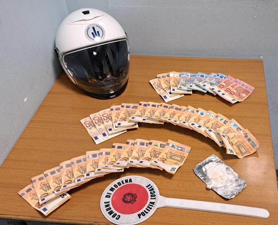 Modena, i residenti fanno arrestare il pusher: gli agenti sequestrano cocaina e soldi
