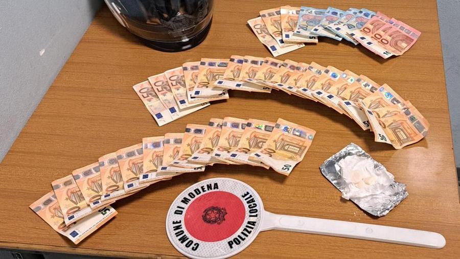 Modena, i residenti fanno arrestare il pusher: gli agenti sequestrano cocaina e soldi