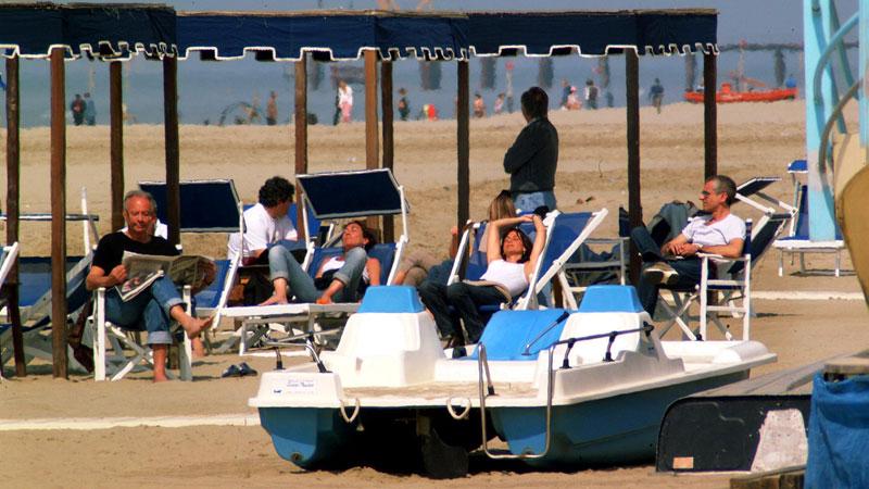 Viareggio, bagni aperti o chiusi a Pasqua? Perché il Comune non ha ancora deciso e la delusione dei balneari