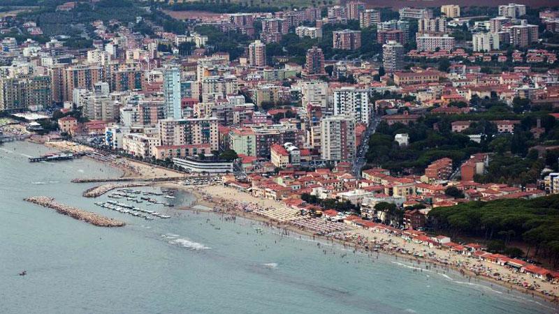 Una veduta dall’alto del litorale follonichese (foto Massimo Sestini)