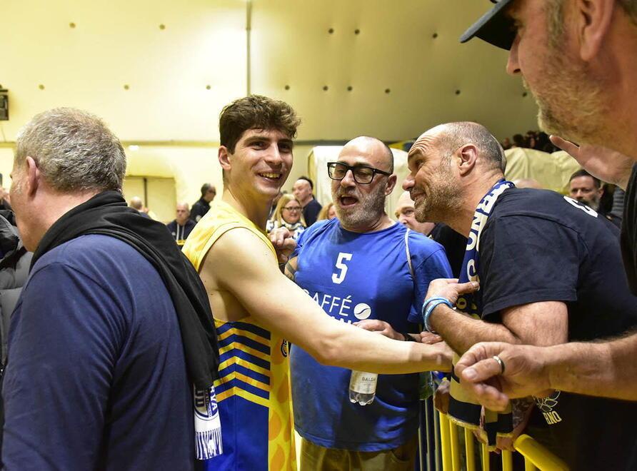 La guardia del Golfo Piombino Fabrizio Piccone mentre saluta alcuni tifosi piellini a fine derby: il suo gesto non è piaciuto alla Marea gialloblù che ha criticato il giocatore sui social network (foto Paolo Barlettani)