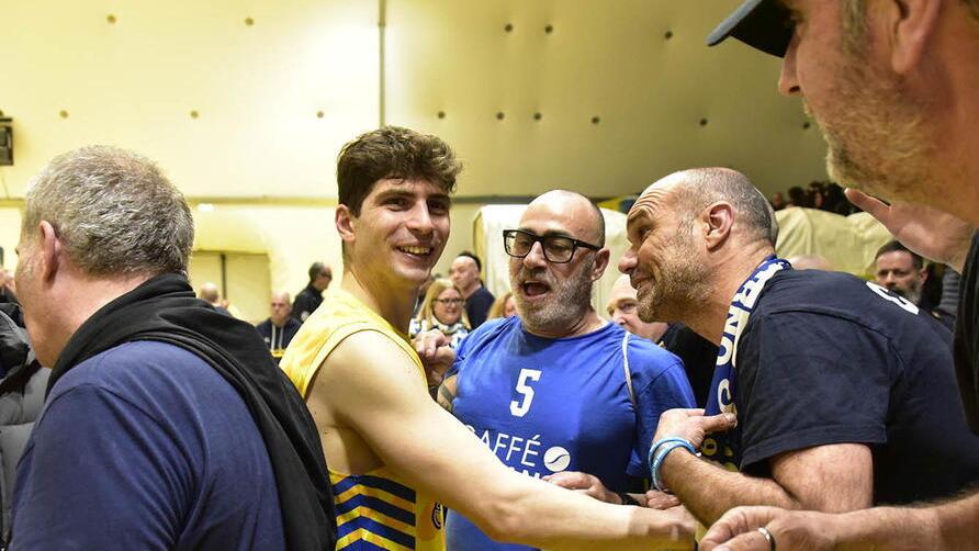 La guardia del Golfo Piombino Fabrizio Piccone mentre saluta alcuni tifosi piellini a fine derby: il suo gesto non è piaciuto alla Marea gialloblù che ha criticato il giocatore sui social network (foto Paolo Barlettani)