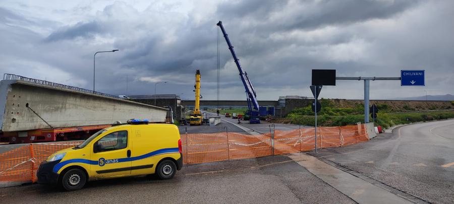 Sassari-Olbia, varo delle travi del ponte allo svincolo per Chilivani