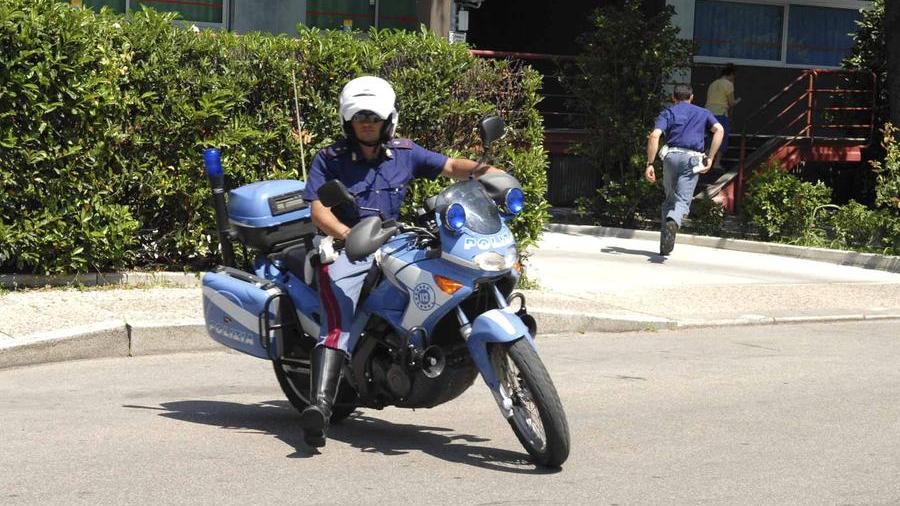 Un agente dei "Falchi" della Squadra mobile