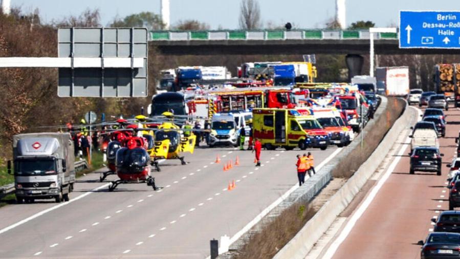 Pullman Flixbus si ribalta in Germania, cinque morti e venti feriti, l’azienda si difende: «Facciamo sempre controlli»