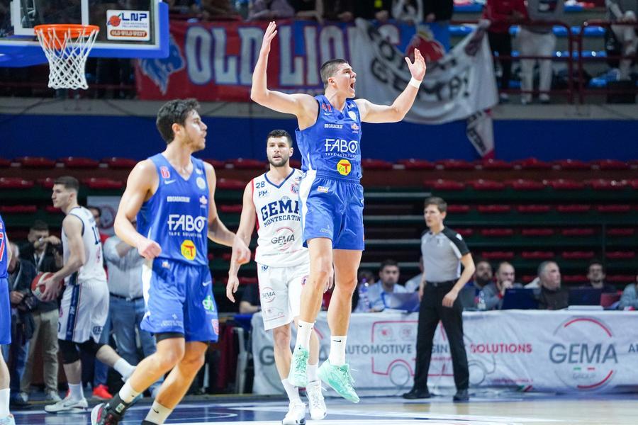 
	Matej Radunic esulta dopo un canestro segnato domenica nel derby giocato contro la Gema (foto Nucci)

