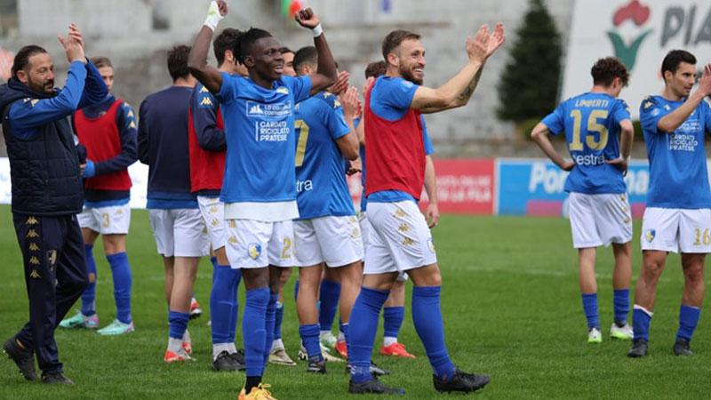 Mousa Balla Sowe festeggia insieme ai compagni davanti al settore ospiti al termine del derby vinto dal Prato allo stadio Melani di Pistoia (foto Binoy Toroucly)