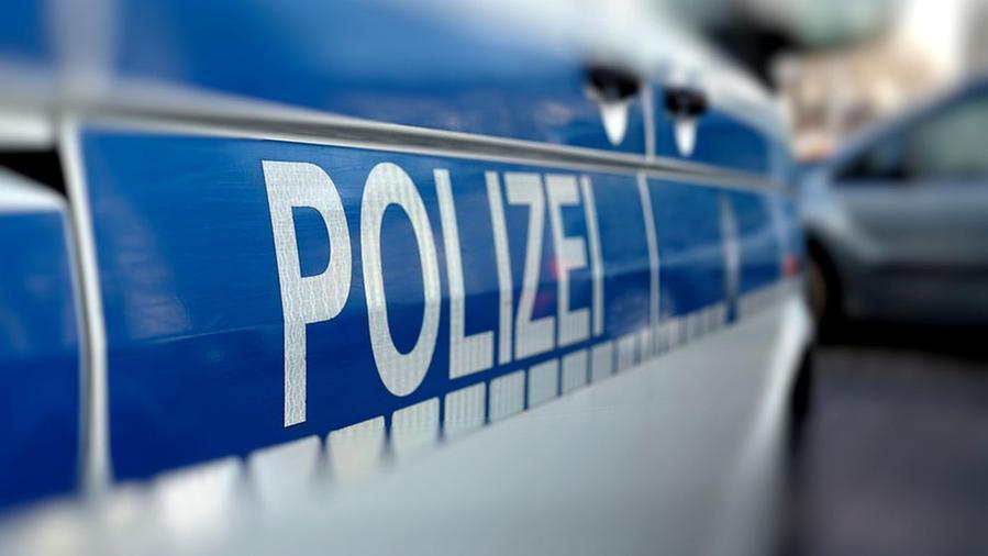 Uccide i genitori e il fratello a coltellate, 19enne sardo arrestato in Germania