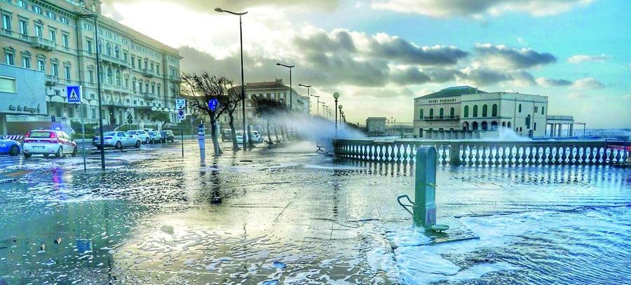 Meteo in Toscana, ancora allerta per pioggia a mareggiate: le zone interessate e la previsione