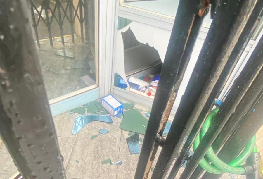 I danni all'ingresso del "Peruanito" di piazza dei Mille