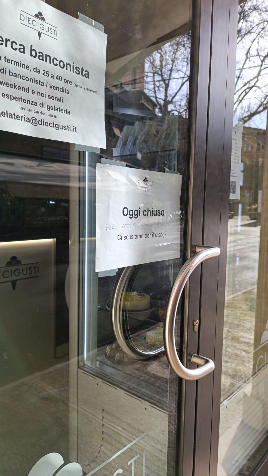 Modena, con il martello in gelateria: fermato anche dal candidato Negrini
