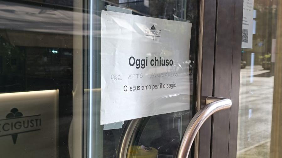 Modena, con il martello in gelateria: fermato anche dal candidato Negrini